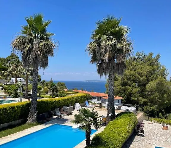 Hébergement de vacances With Private Pool And Sea View *